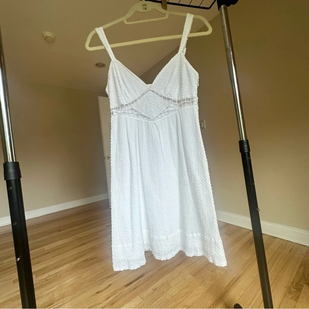 GUESS - Picture 4 of 11